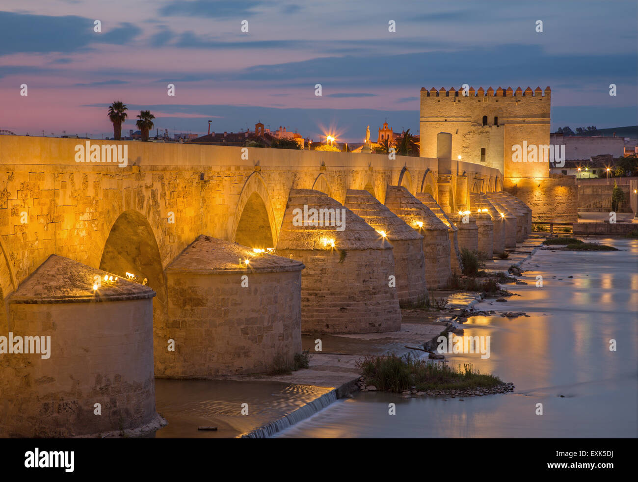 Cordoba - die römische Brücke und Torre de Calahorra in der Abenddämmerung Stockfoto