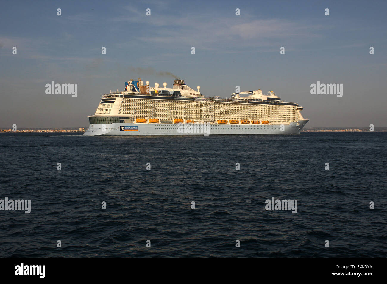 Mega-Kreuzfahrtschiff "ANTHEM OF THE SEAS" (347 m lang) - von Royal Caribbean International Cruise Line - Hafen verlassen betrieben Stockfoto