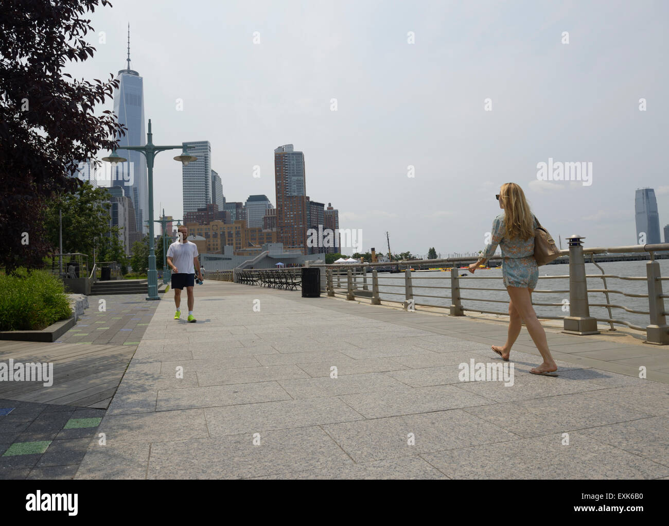 Hudson River Park Gehweg New York City. Riverside Park. Blick nach Süden in Richtung Battery Park und World Trade Center Stockfoto