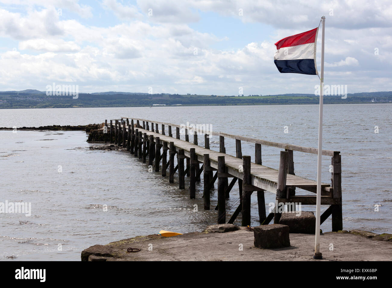 Der Pier mit der niederländischen Flagge, Culross, Fife Stockfoto