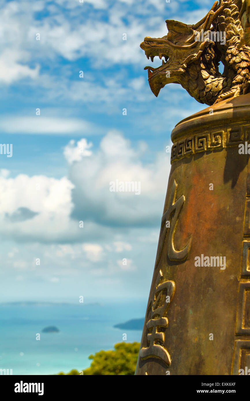 Gond orientalische Drache auf große Glocke unter blauem Himmel Thailand Stockfoto