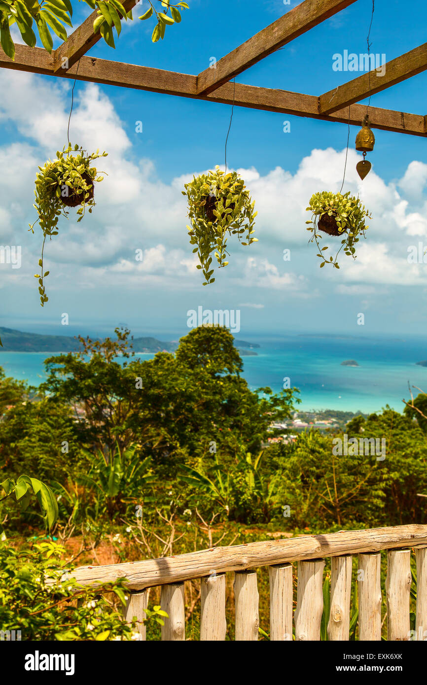 Tropischen Meer Blick vom Haus mit Garten und blaues Meer Thailand Stockfoto