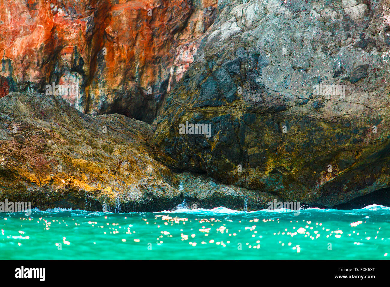 Rock-Tropeninsel mit grünen Steinen am tiefblauen Meer Philippinen Boracay Sommerinsel Stockfoto