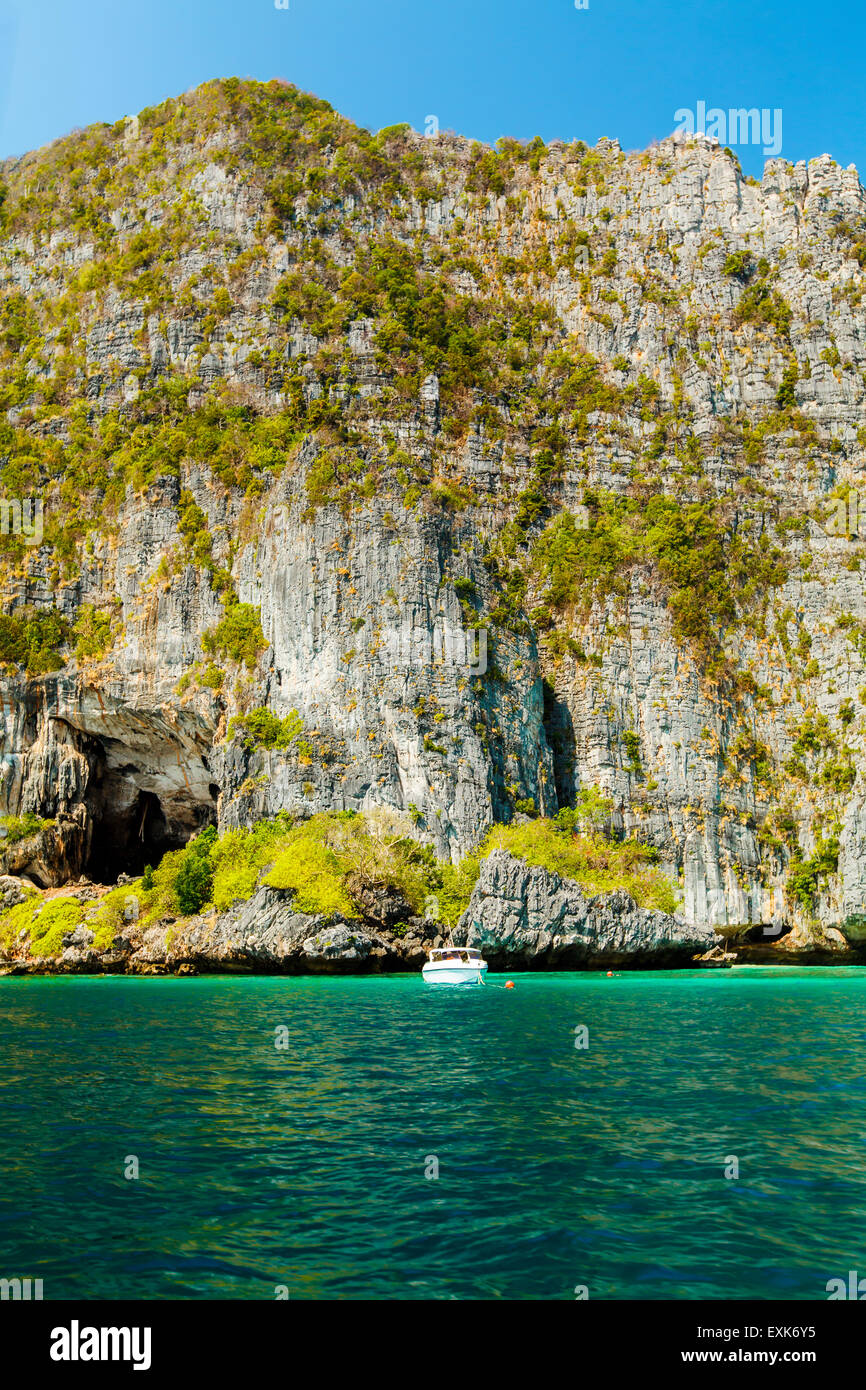 Weiße Speed-Boot auf tropischen Meer und große Rock Thailand Stockfoto
