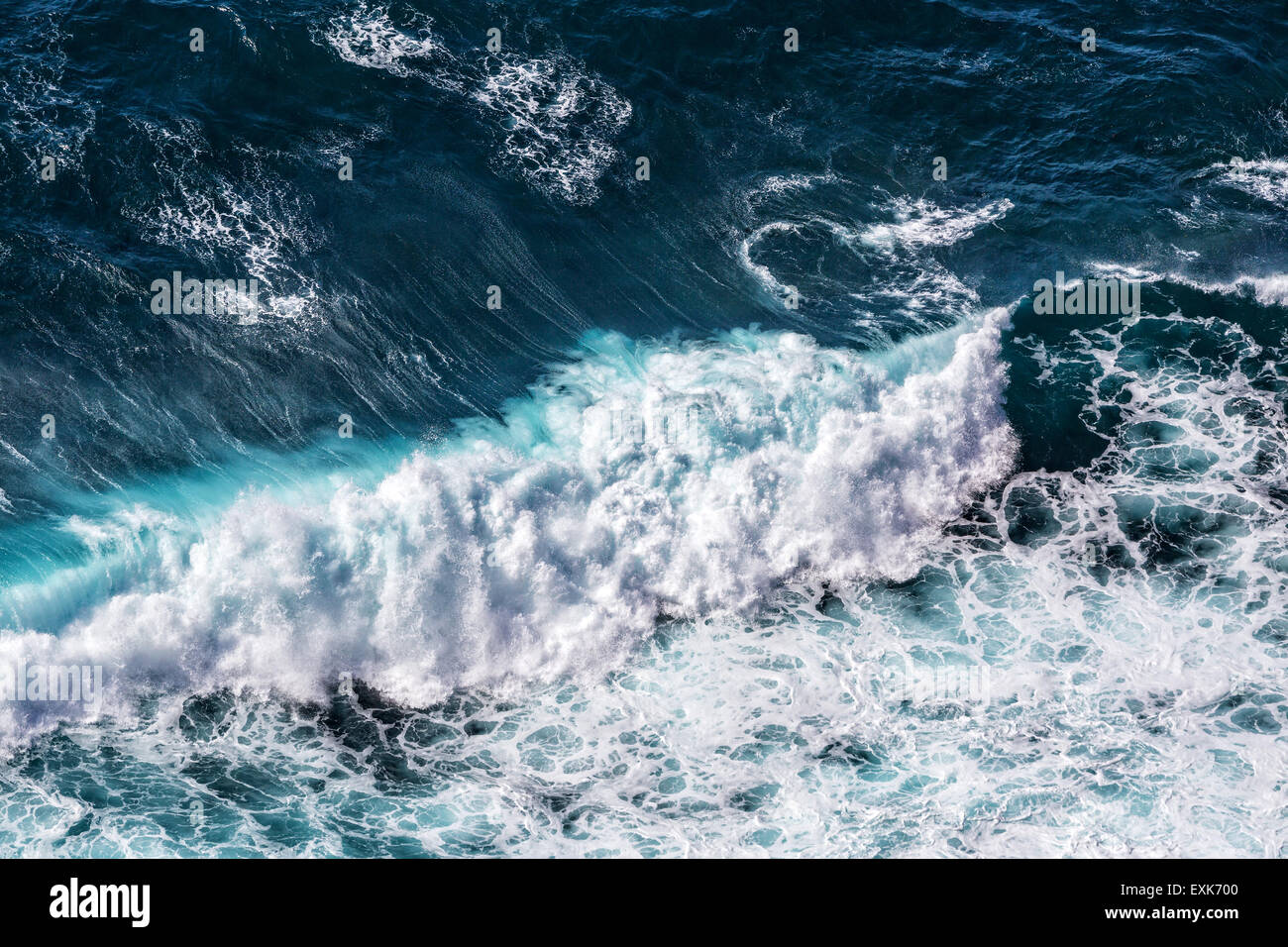 Schöne blaue Meereswellen, Luftbild Stockfoto