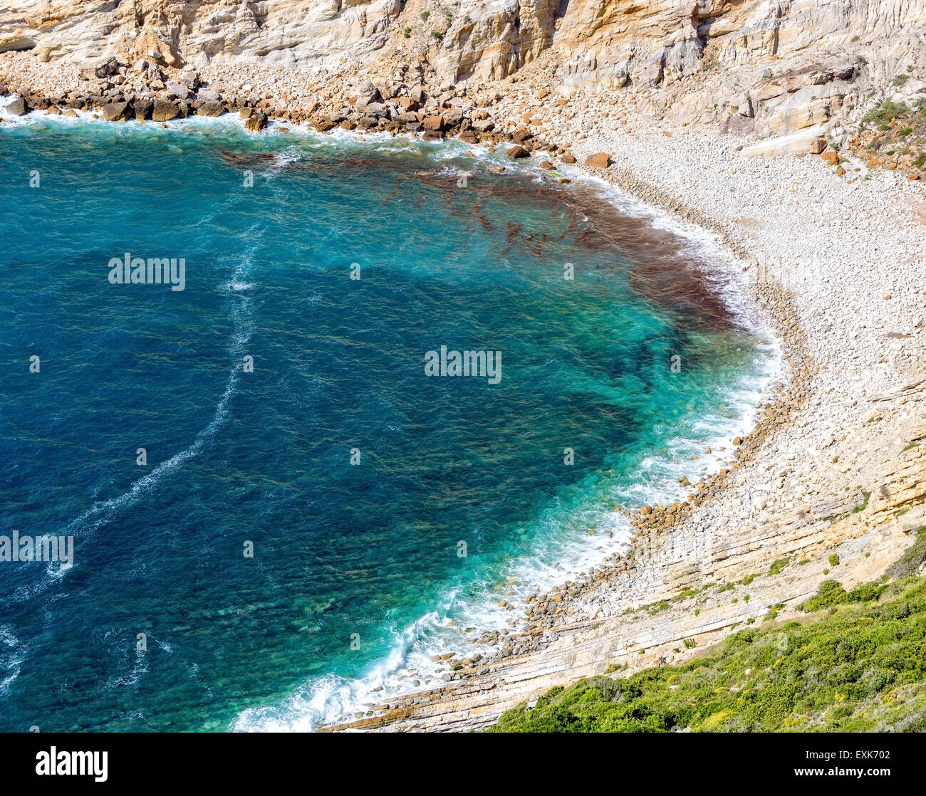 Felsiger Strand in der Bucht, Sesimbra, Portugal Stockfoto