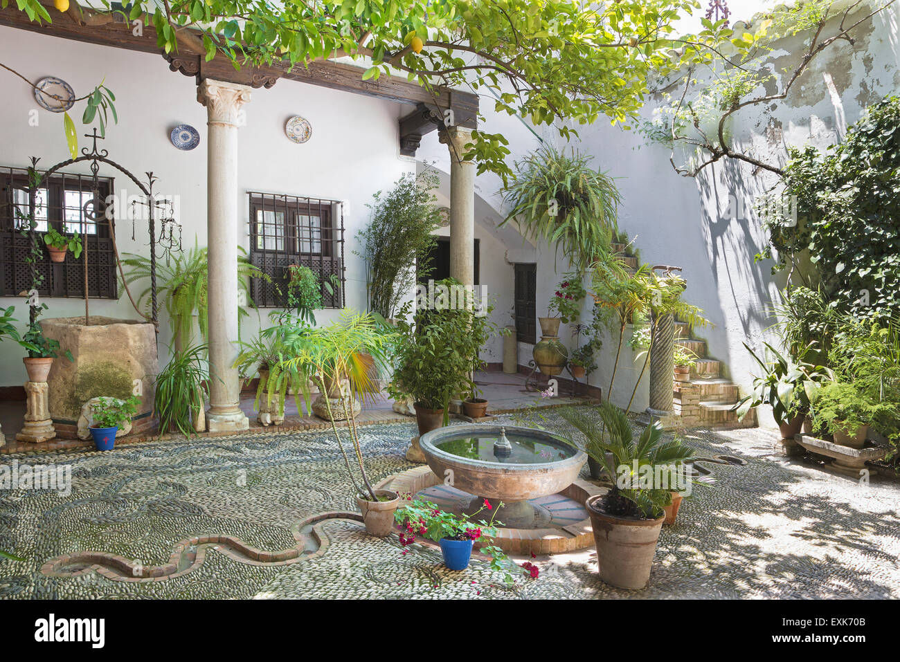 CORDOBA, Spanien - 26. Mai 2015: Treditonal grünen Hof (Pacio) Haus Casa de los Luna auf der Plaza de San Andres quadratische ere Stockfoto