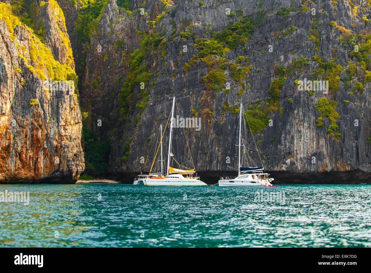 Zwei weiße Motorboote auf tropischen Meer in der Nähe von Rock Island Thailand Stockfoto