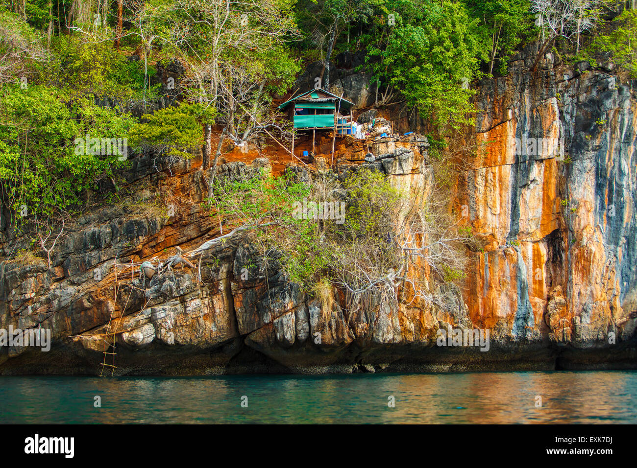 Rock-Tropeninsel mit alten Haus und grünen Steinen am tiefblauen Meer Philippinen Boracay Sommerinsel Stockfoto