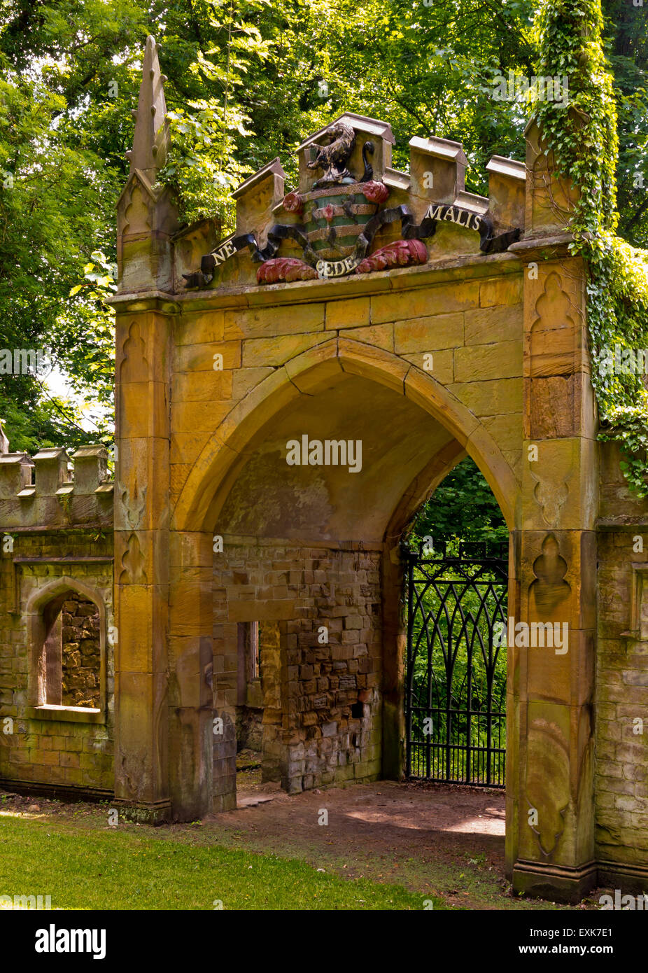 Die Gothick Torbogen im Garten am Renishaw Hall Derbyshire England UK Stockfoto