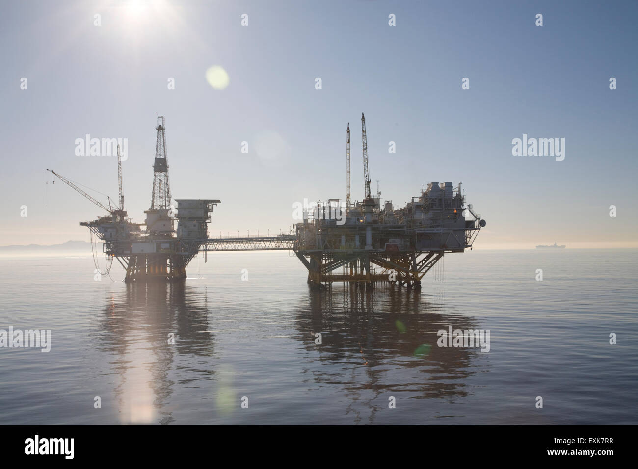 Ölplattformen im äußeren Hafen von Los Angeles Stockfoto