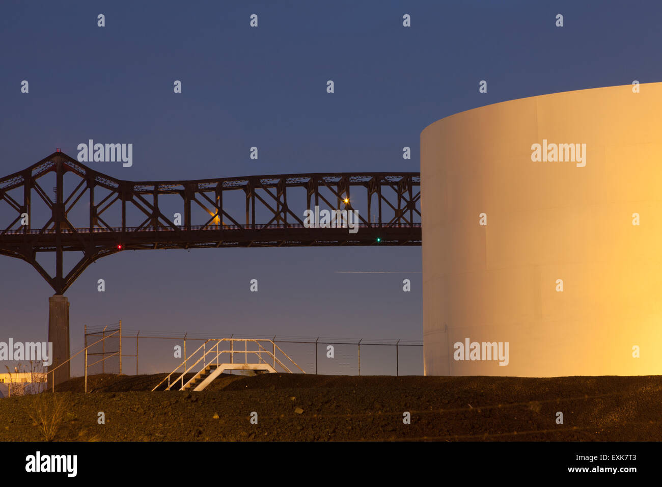 Öl-Tanklager mit Bridge bei Nacht Stockfoto