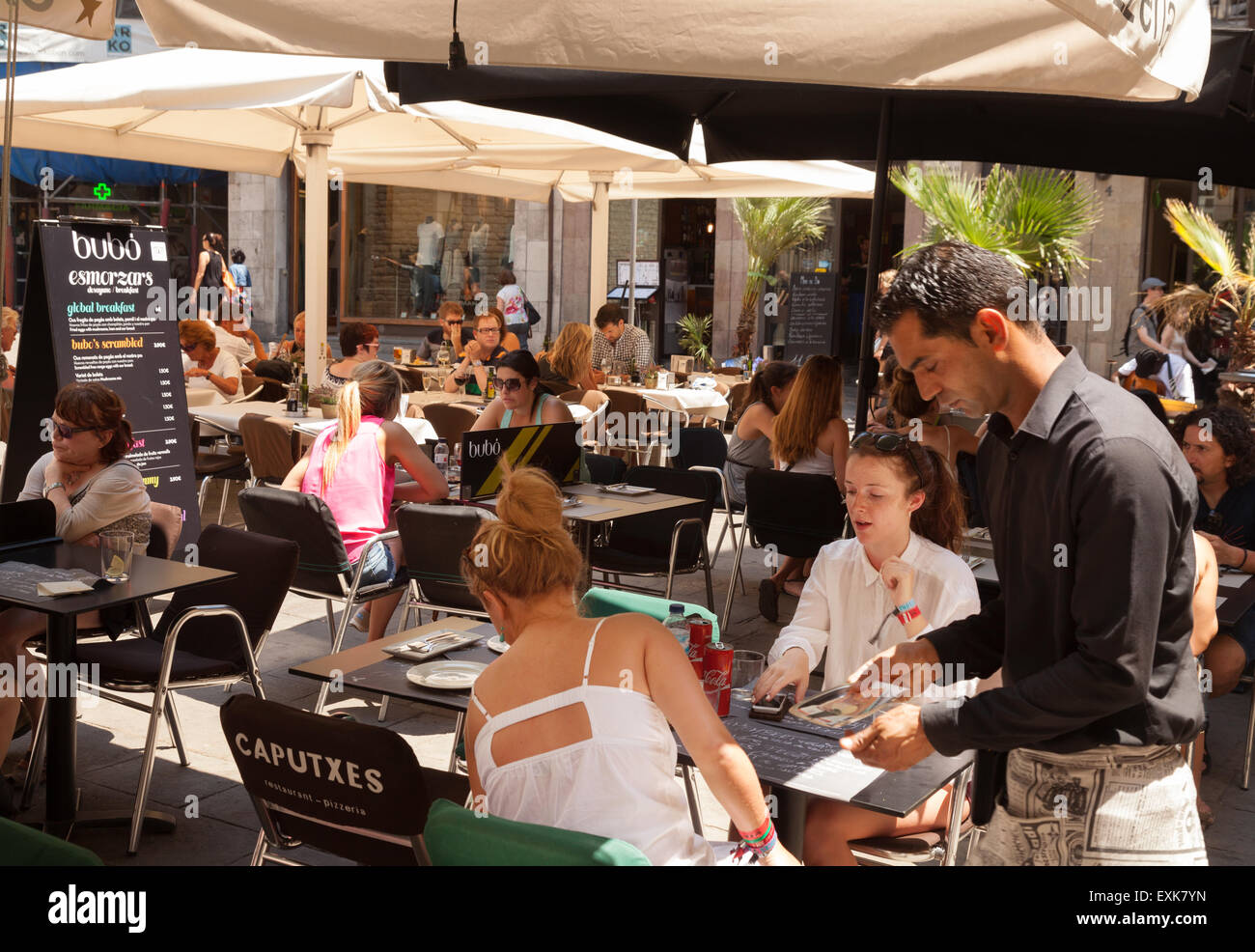 Ein Kellner serviert eine Tabelle um eine Tapas-Bar-Café, Stadtteil Ribera, Barcelona-Spanien-Europa Stockfoto