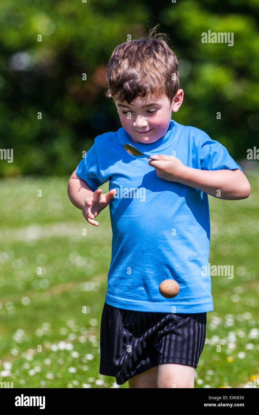 Kleiner Junge fallen sein Ei in eine Vorschule Ei und Löffel Rennen Stockfoto