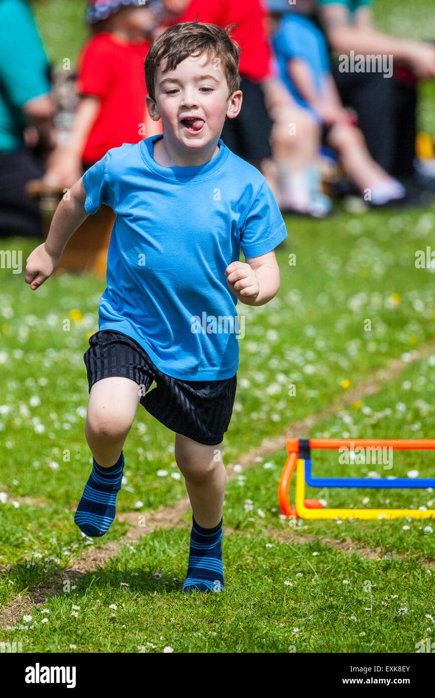 Kleiner Junge läuft in den Lauf mit Hindernissen im Vorschulalter Sporttag Stockfoto