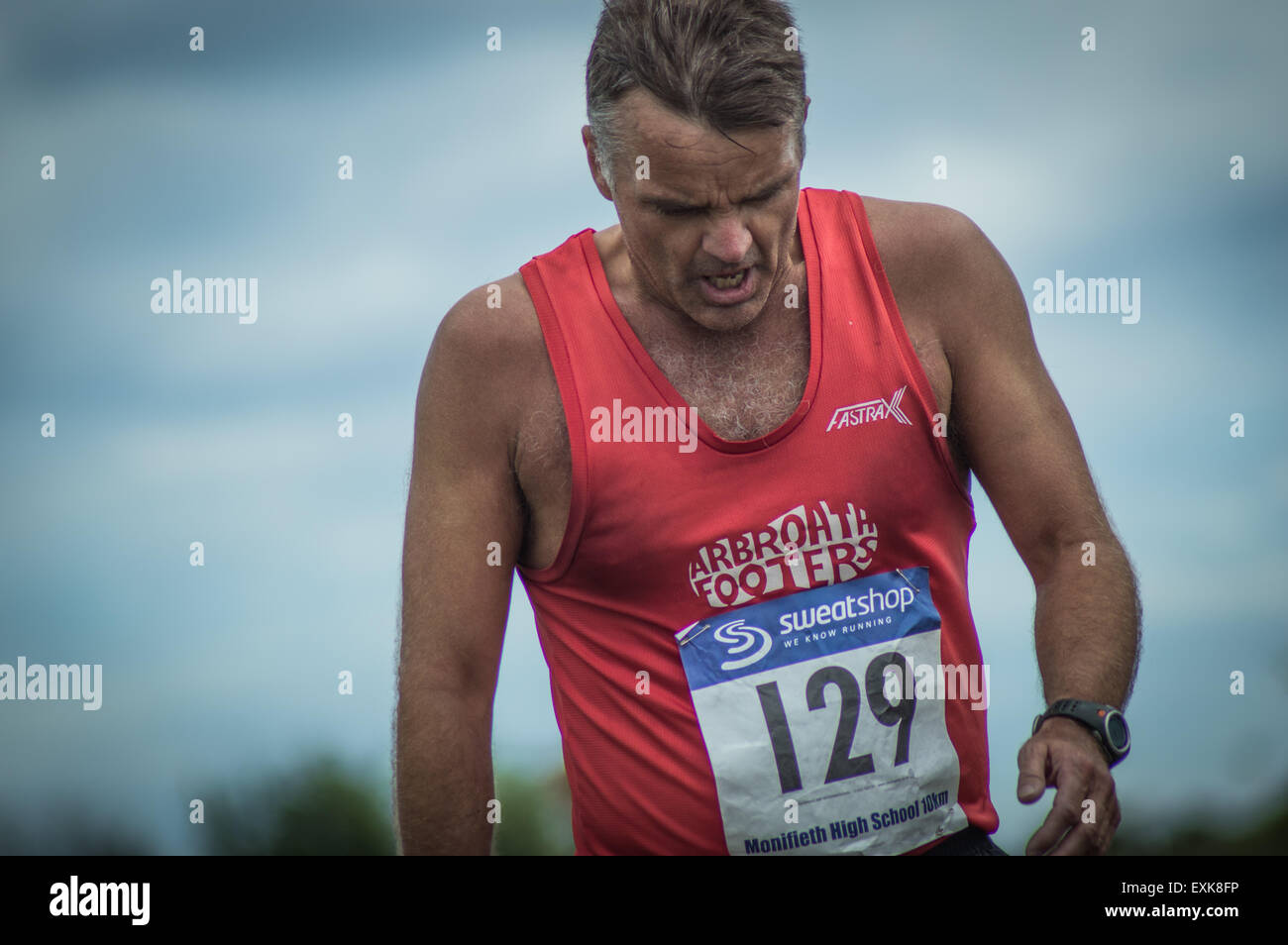 Männliche Läufer finishing Rennen Stockfoto