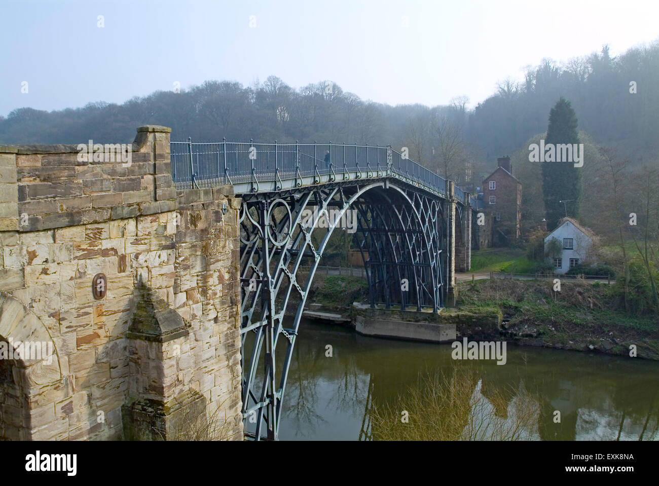 Ersten Eisenbrücke in der Welt von Abraham Darby III überquert den Fluss Severn bei Ironbridge Shropshire England UK Europe Stockfoto