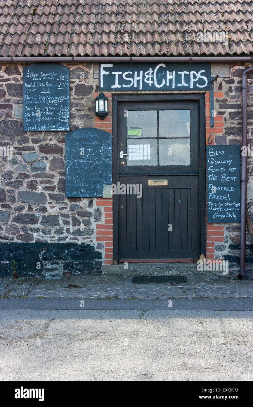 Traditionelle Fisch- und Chip-Shop geschlossen wegen Personalmangel in Porlock Weir Harbour Somerset England Vereinigtes Königreich Stockfoto