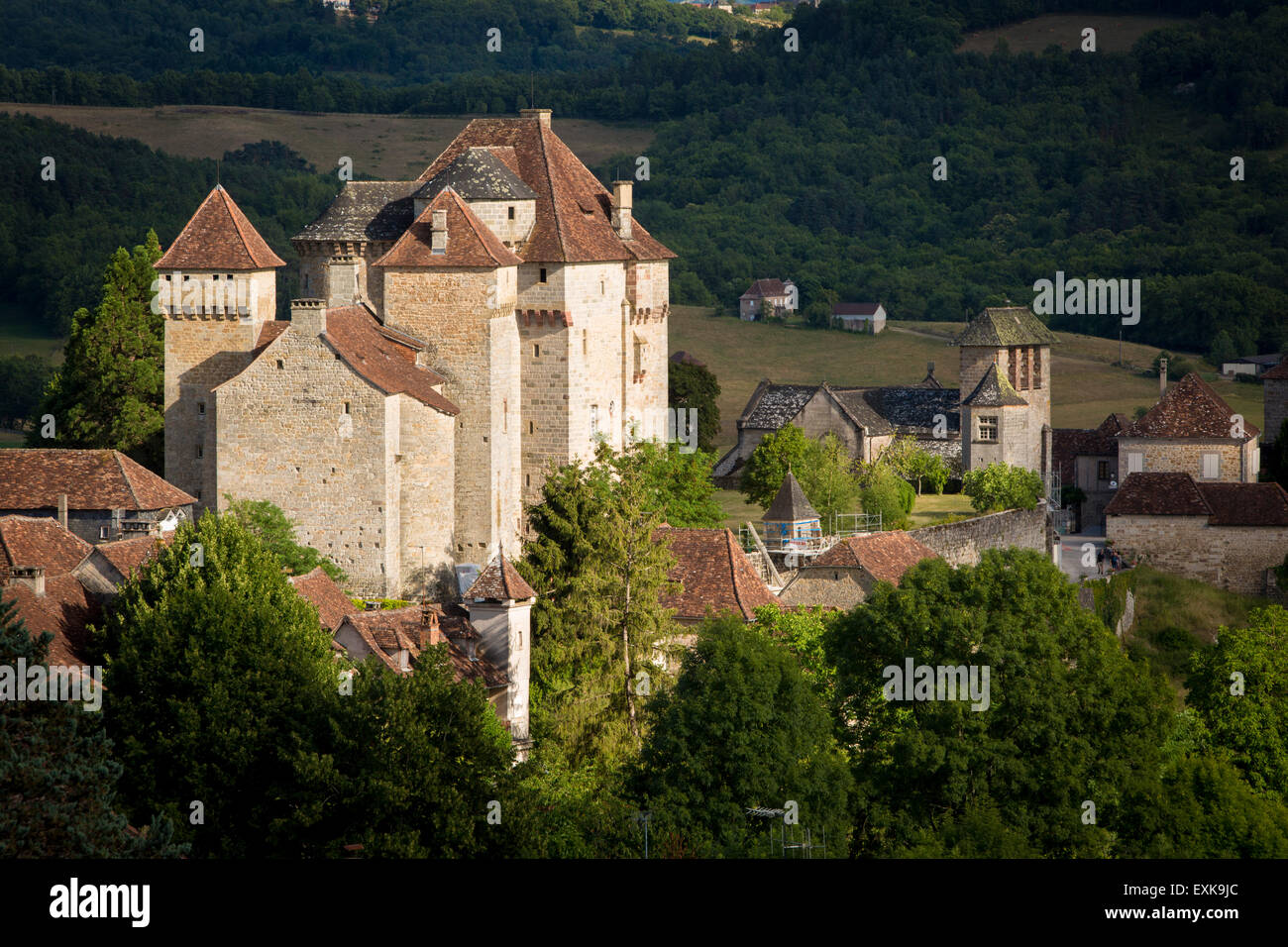 Abendsonne über Château des Plas und mittelalterlichen Stadt Curemonte, in der alten Abteilung des Limousin, Correze, Frankreich Stockfoto