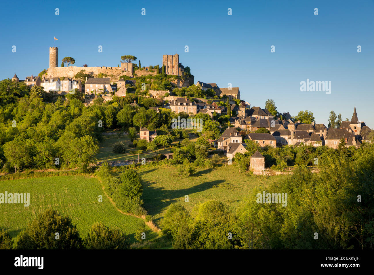 Am Abend Sonnenlicht auf mittelalterlichen Stadt von Turenne, Limousin, Correze, Frankreich Stockfoto