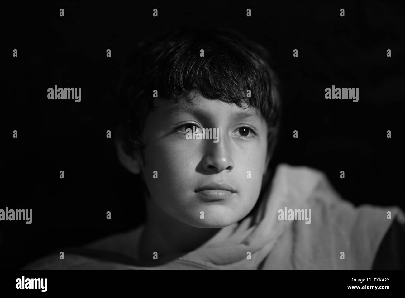 Kleiner Junge erschossen in Monochrom Vintage Hollywood-Beleuchtung mit geringen Schärfentiefe Stockfoto