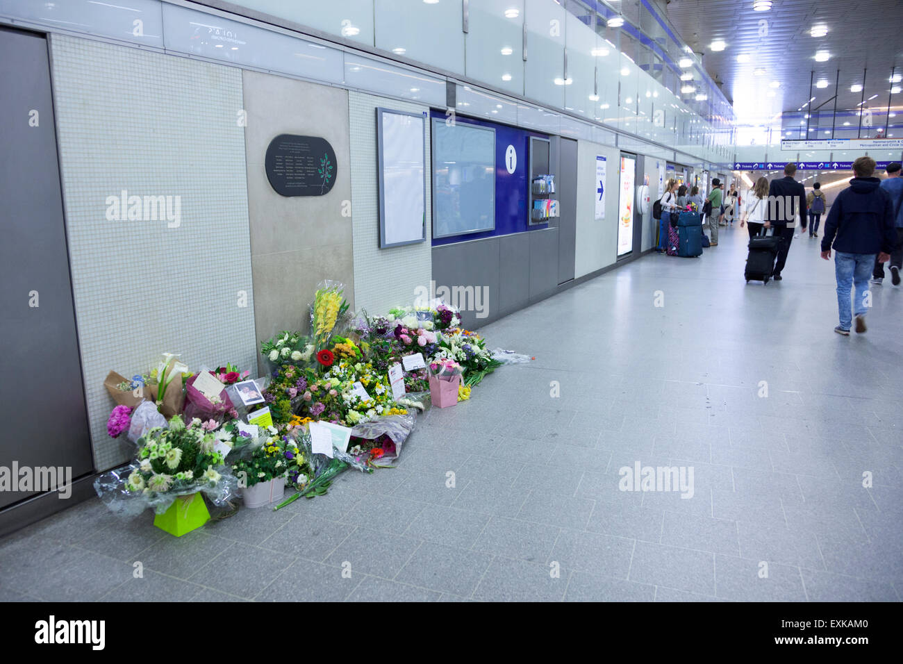 Juli 2015 verlassen Blumen in Gedenken an die Opfer der 7/7 in St. Pancras International Station Stockfoto