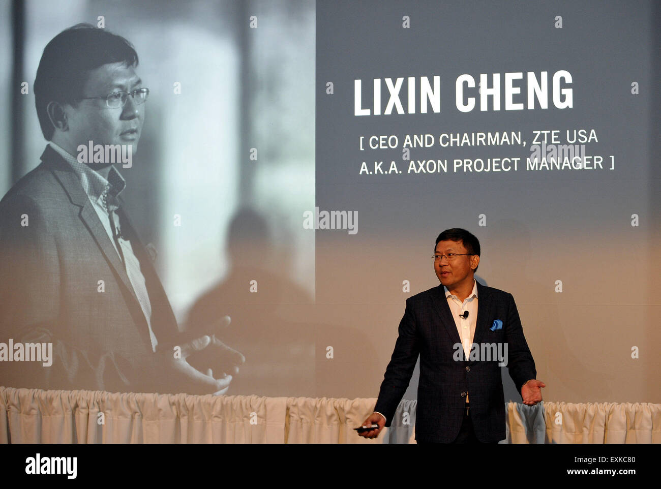 New York, USA. 14. Juli 2015. Lixin Cheng, Chairman und CEO von ZTE USA führt das neue Axon Telefon während seiner Enthüllung in New York, Vereinigte Staaten, am 14. Juli 2015. Chinesischen Smartphone-Hersteller ZTE Dienstag enthüllt seine neueste Angebot "Axon" in New York, eine Hi - Fi Audio Telefon der Firma namens seine "erste Handy in den USA für die USA gemacht" © Wang Lei/Xinhua/Alamy Live News Stockfoto