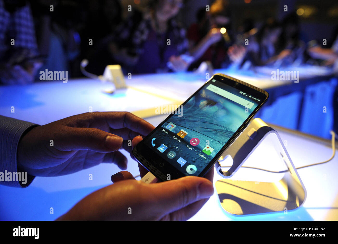 New York, USA. 14. Juli 2015. Foto aufgenommen am 14. Juli 2015 zeigt das neue Axon Telefon während seiner Enthüllung in New York, Vereinigte Staaten. Chinesischen Smartphone-Hersteller ZTE Dienstag enthüllt seine neueste Angebot "Axon" in New York, eine Hi - Fi Audio Telefon der Firma namens seine "erste Handy in den USA für die USA gemacht" © Wang Lei/Xinhua/Alamy Live News Stockfoto
