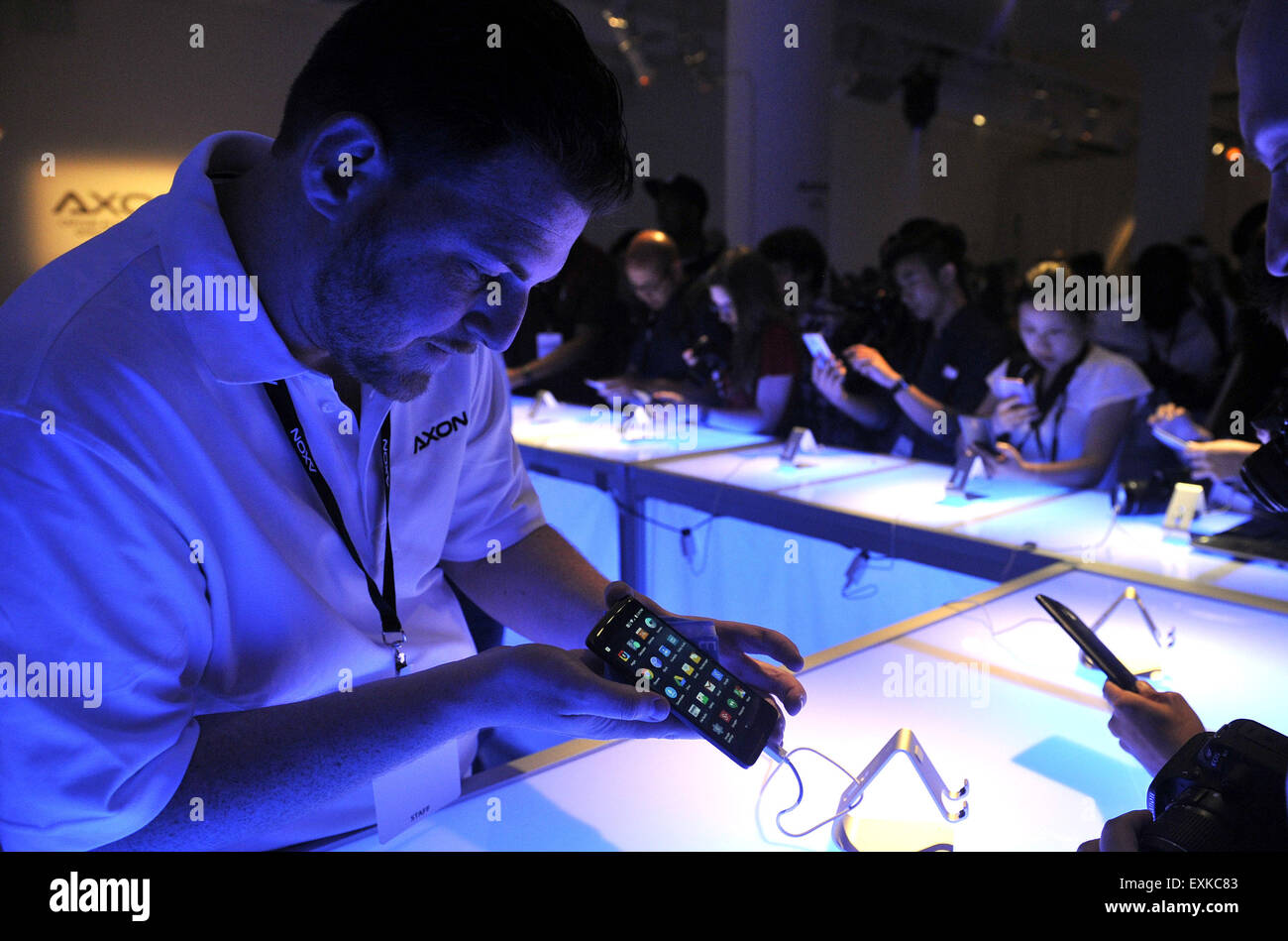 New York, USA. 14. Juli 2015. Menschen versuchen die neuen Axon Telefon während seiner Enthüllung Zeremonie in New York, USA, 14. Juli 2015. Chinesischen Smartphone-Hersteller ZTE Dienstag enthüllt seine neueste Angebot "Axon" in New York, eine Hi - Fi Audio Telefon der Firma namens seine "erste Handy in den USA für die USA gemacht" © Wang Lei/Xinhua/Alamy Live News Stockfoto