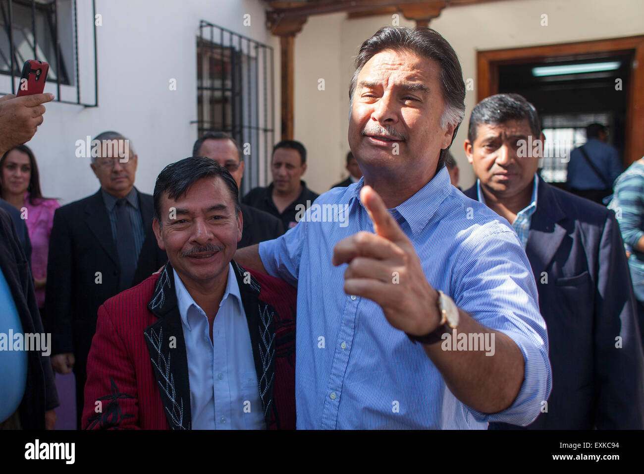 Guatemala-Stadt, Guatemala. 14. Juli 2015. Ehemaliger Präsident von Guatemala, Alfonso Portillo (R vorne), reagiert während einer Konferenz in Guatemala-Stadt, Hauptstadt von Guatemala, am 14. Juli 2015. Laut der lokalen Presse verweigert das oberste Wahlgericht Alfonso Portillo als stellvertretender Kandidat für die Wahlen durch seine Auslieferung und Verurteilung wegen Verschwörung zur Geldwäsche. © Luis Echeverria/Xinhua/Alamy Live-Nachrichten Stockfoto