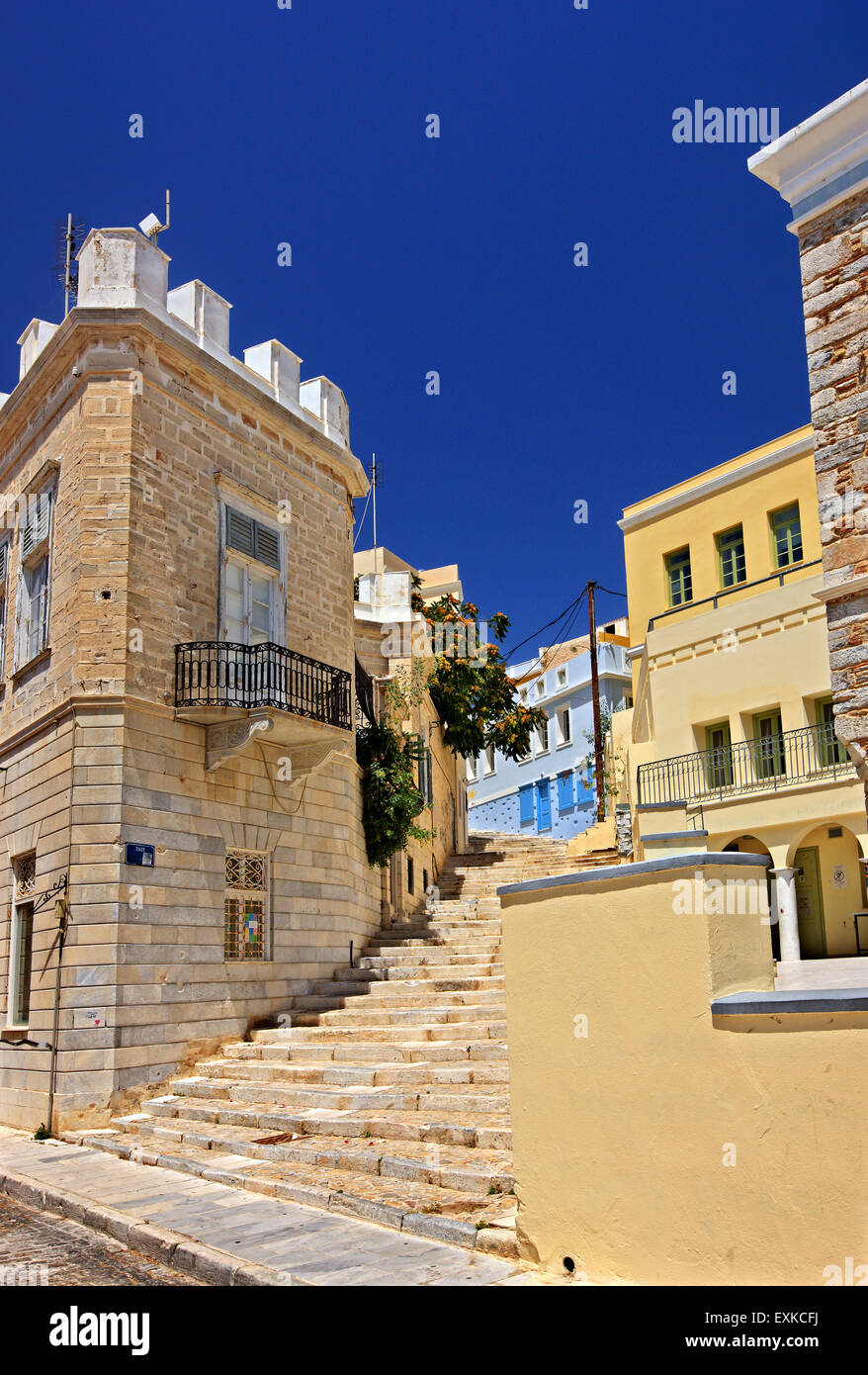 Typische Treppe in der Stadt Ermoupolis, Syros Insel, Kykladen, Ägäis, Griechenland. Stockfoto