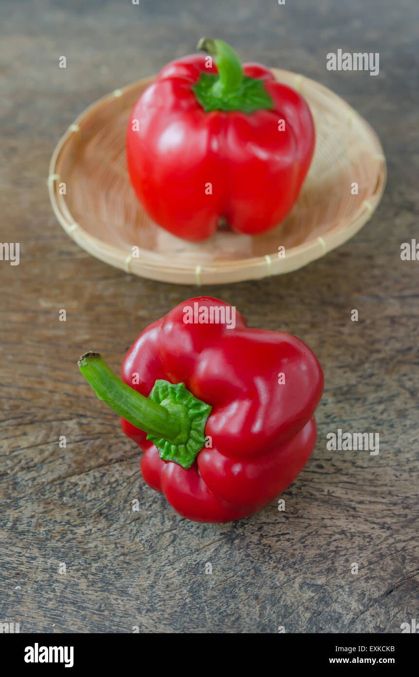 rote Paprika auf Holztisch Stockfoto