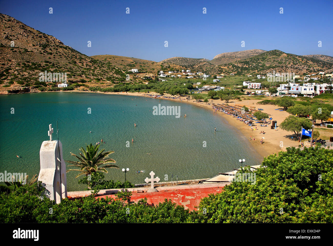 Der Strand von Galissas Dorf, Insel Syros, Cyclades, Ägäis, Griechenland. Stockfoto