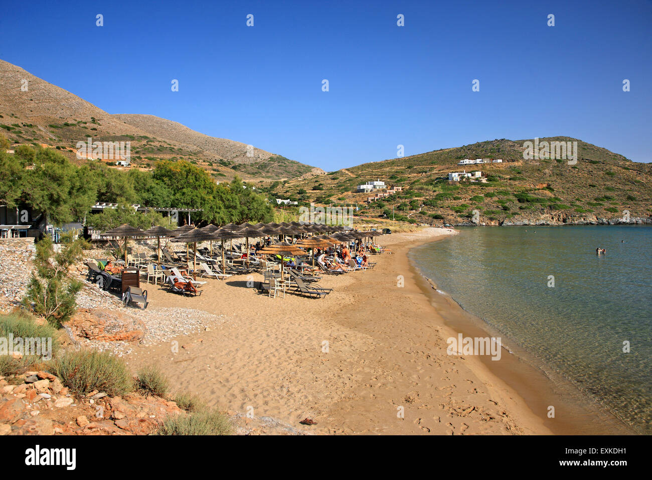Delfini ("Dolphin") am Strand, in der Nähe von Kini Dorf, Syros Insel, Kykladen, Ägäis, Griechenland. Stockfoto