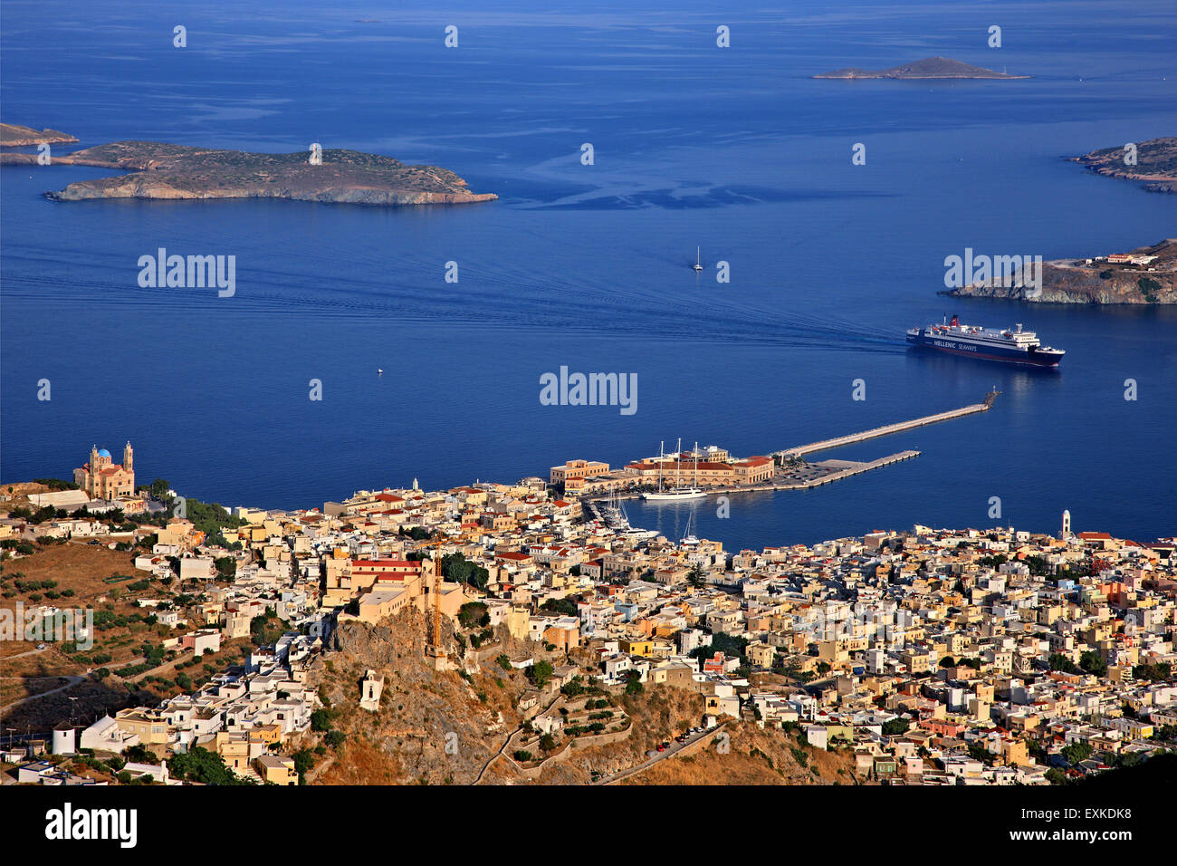 Panoramablick von Ermoupolis und Ano Syra (Ano Syros), Syros Insel, Kykladen, Ägäis, Griechenland. Stockfoto