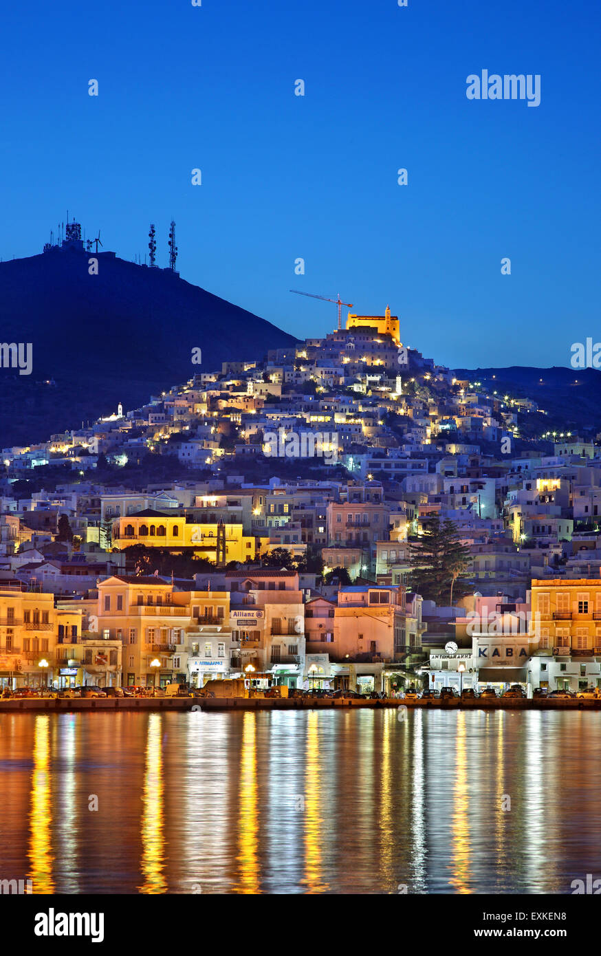 Nachtansicht von Ermoupolis & Ano Syra, Syros Insel, Kykladen, Ägäis, Griechenland. Stockfoto