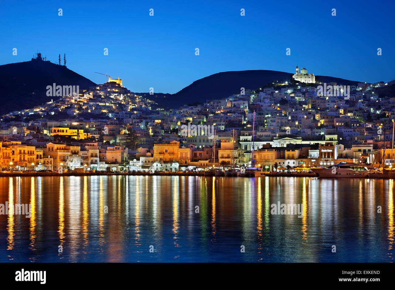 Nachtansicht von Ermoupolis & Ano Syra, Syros Insel, Kykladen, Ägäis, Griechenland. Stockfoto