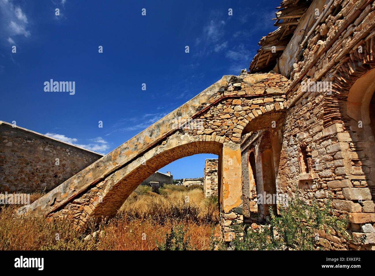 Verlassene Gebäude am Lazareta, unter Quarantäne stellen die alten Bahnhof, Syros Insel, Kykladen, Griechenland. Stockfoto