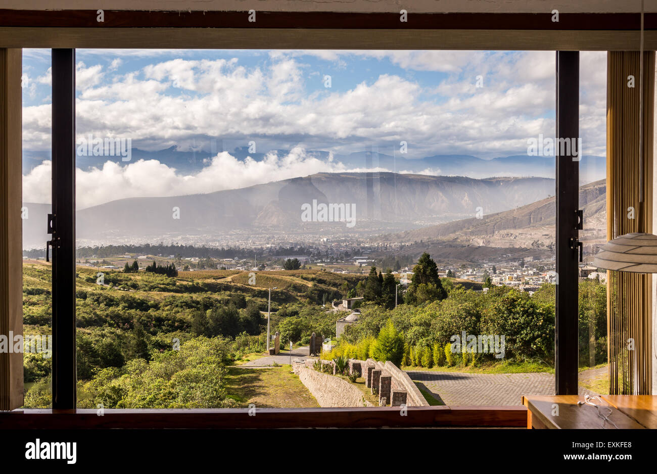 Blick aus dem Fenster des Hotel El-Krater. San Antonio de Pichincha, Ecuador. Stockfoto Blick aus dem Fenster des Hotel El-Krater. San Antonio de Pichincha, Ecuador. Stockfoto