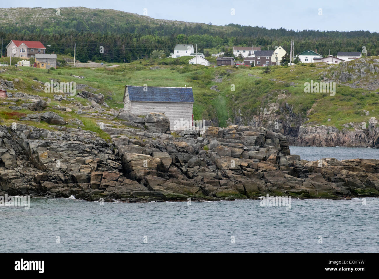Ein Schuppen und Gebäude entlang der Küste von Neufundland. Stockfoto