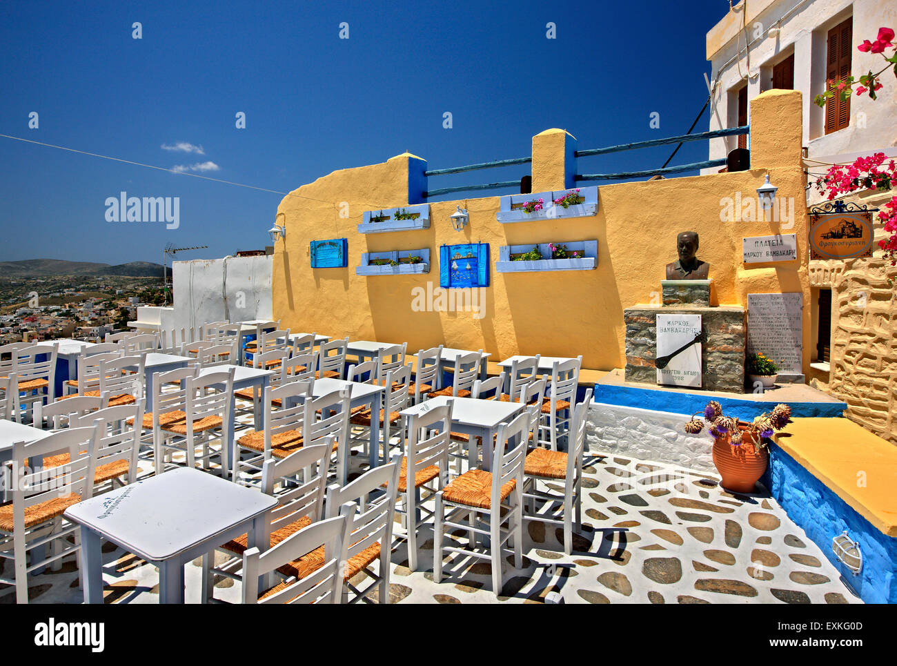 'Frangosyriani' Taverne an Markos Vamvakaris quadratisch, Ano Syra, die mittelalterliche Siedlung der Insel Syros, Kykladen, Griechenland. Stockfoto