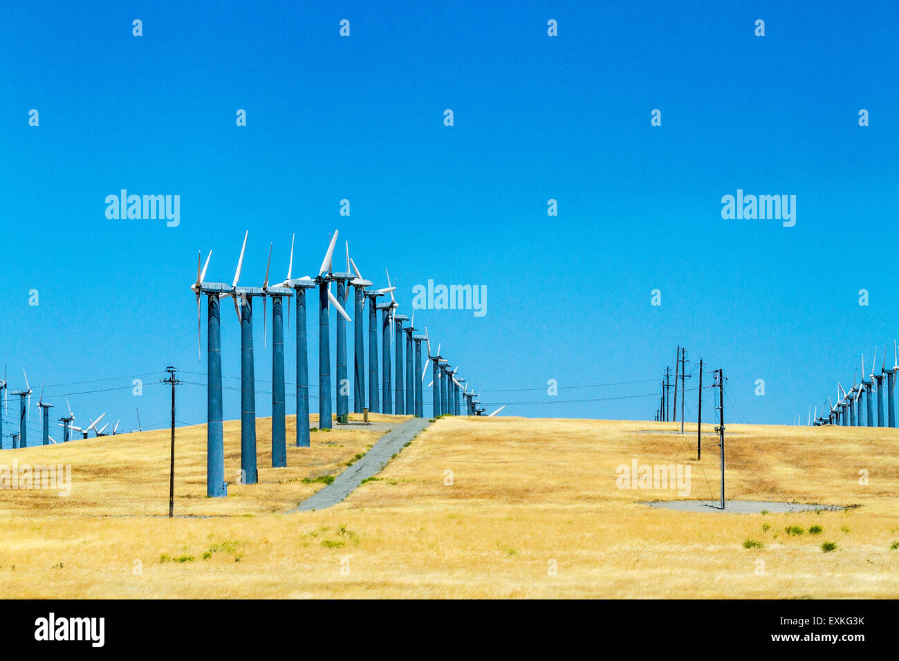 Windgeneratoren auf einem ausgetrockneten California-Hügel im Bereich Altamont Pass von Nordkalifornien Stockfoto