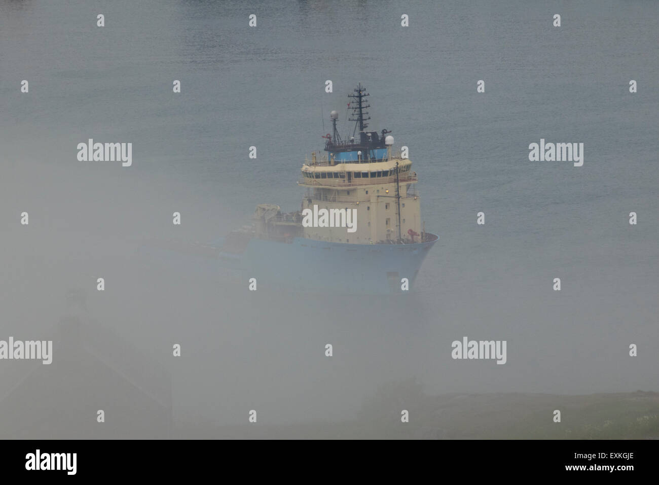 Ein Schiff durch Nebel im Hafen von St. John's. Stockfoto