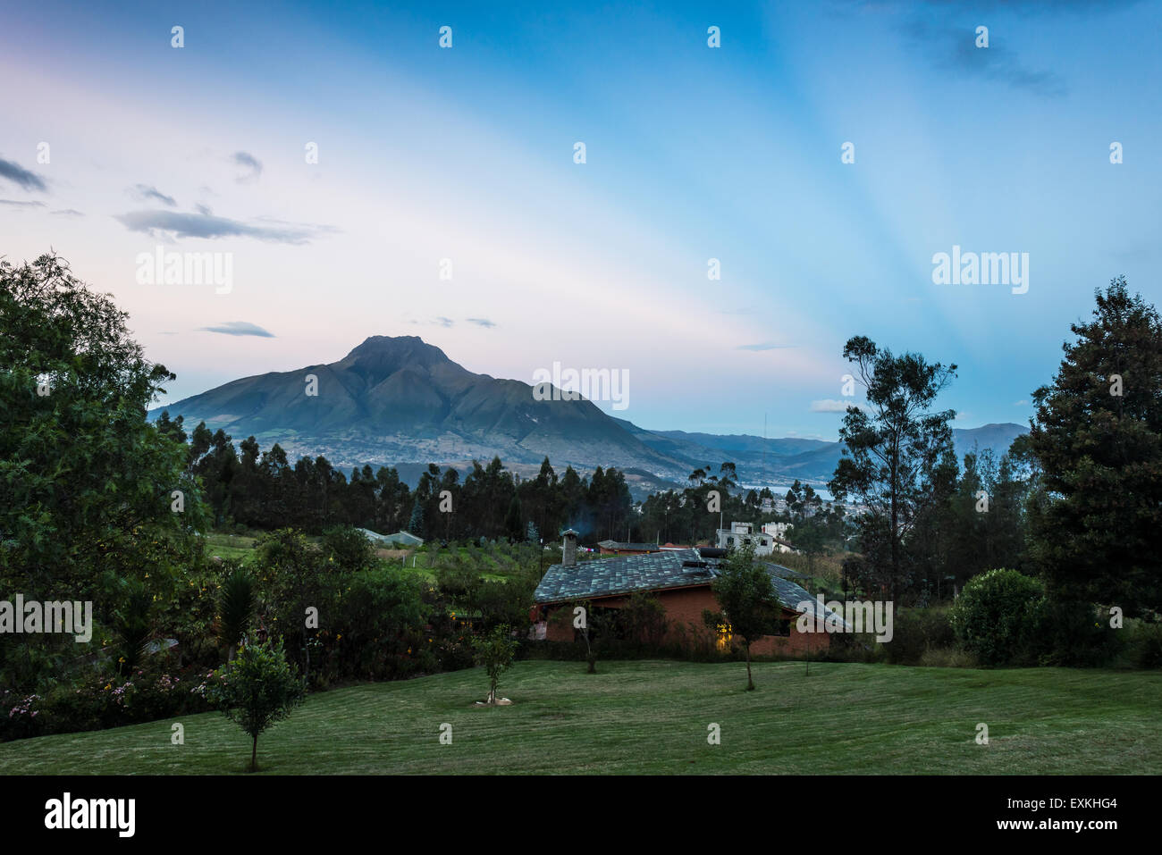 Letzten Sonnenstrahlen des Tages, Imbabura Vulkan in der Ferne. Otavalo, Ecuador. Stockfoto