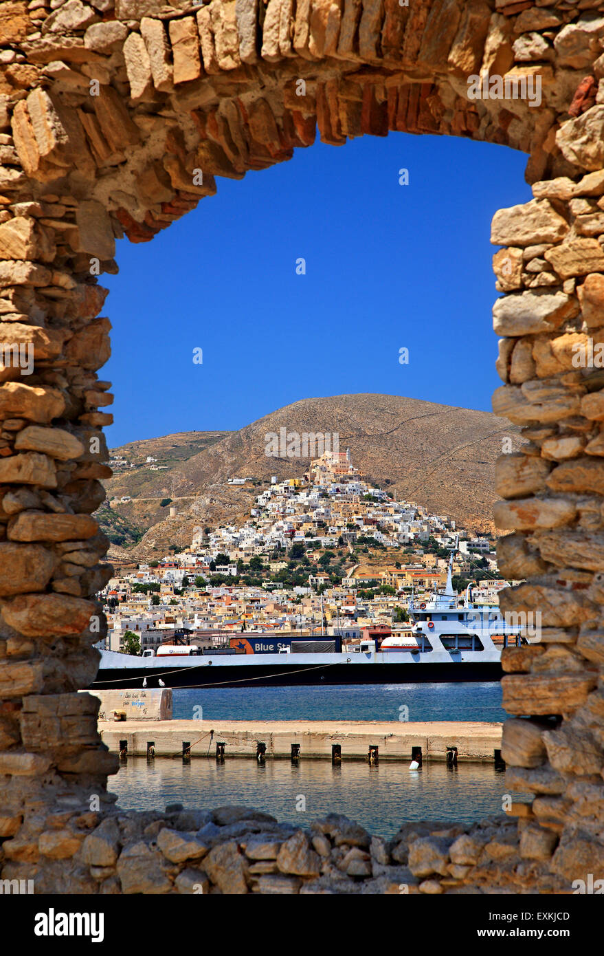 Ano Syra "durch" einer verlassenen Fabrik (Gerberei), Ermoupolis, Syros Insel, Kykladen, Ägäis, Griechenland. Stockfoto