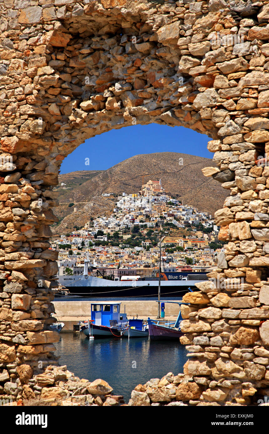 Ano Syra "durch" einer verlassenen Fabrik (Gerberei), Ermoupolis, Syros Insel, Kykladen, Ägäis, Griechenland. Stockfoto