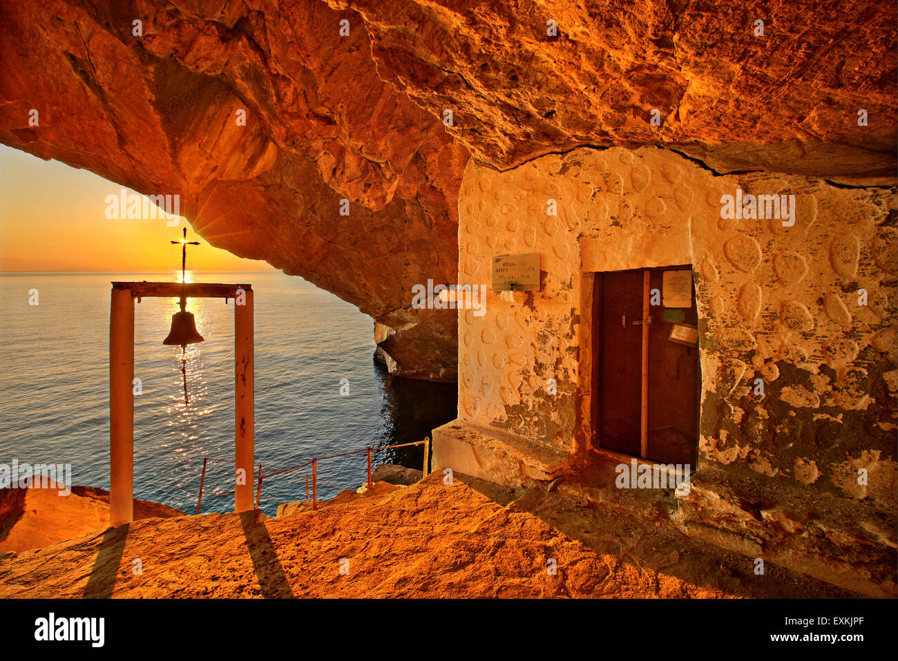 Sonnenuntergang auf der "Cavechurch" von Agios Stefanos, nahe Dorf Galissas, Syros Insel, Kykladen, Ägäis, Griechenland Stockfoto