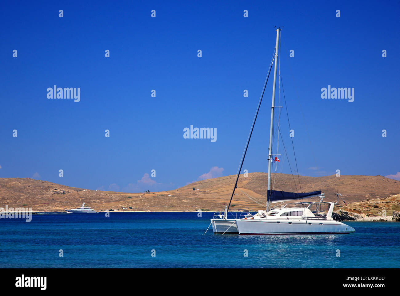 Yachten zwischen Delos und Rineia Inseln (Mykonos Gemeinde), Cyclades, Ägäis, Griechenland. Stockfoto