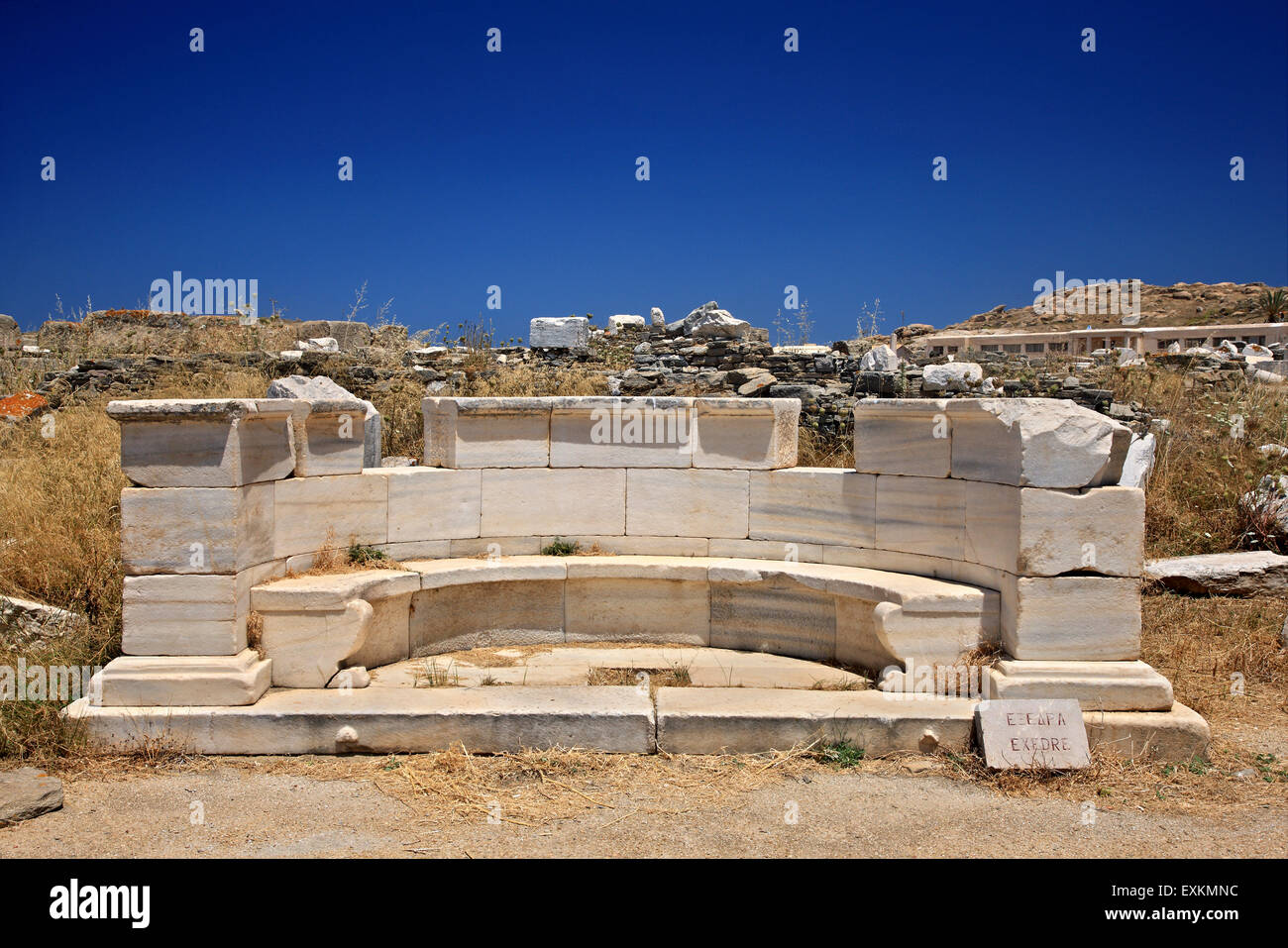 Aus Marmor Exedra in der archäologischen Stätte von der "Heilige" Insel Delos. Kykladen, Griechenland. Stockfoto