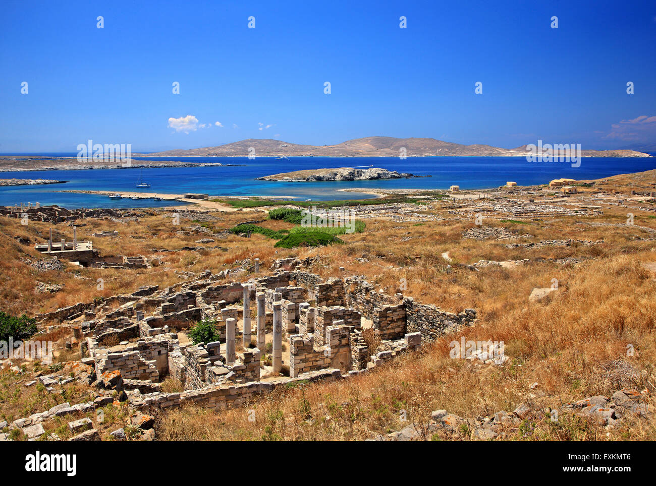In der archäologischen Stätte der "Heilige" Insel Delos. Im Hintergrund die Rineia Insel. Kykladen, Griechenland. Stockfoto